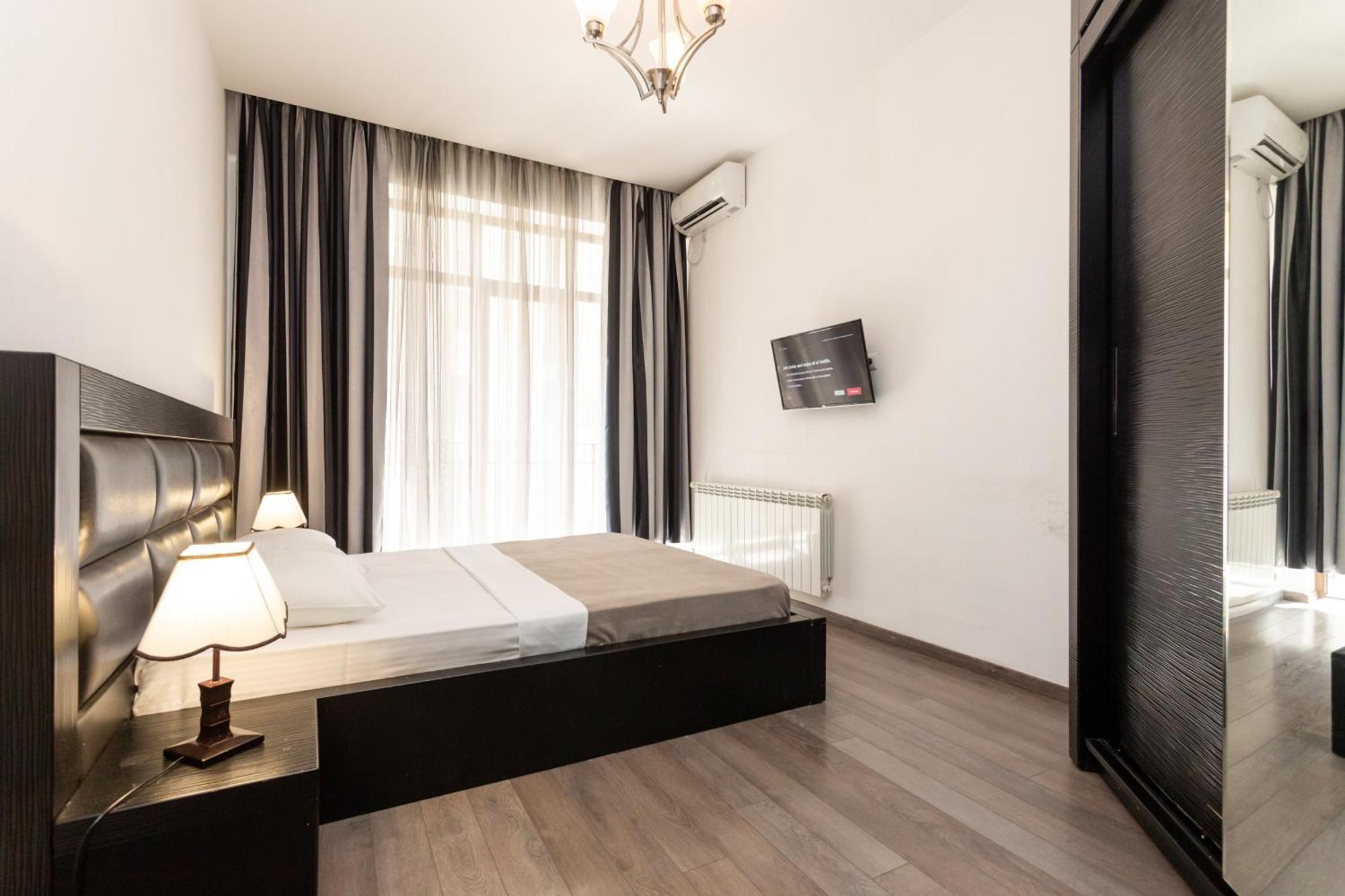Two Bedroom Apartment In The City Center Tbilisi Exterior photo